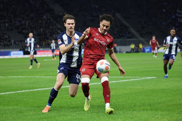 2 Soccer Bundesliga, Hertha BSC Bielefeld Monju Momuluh Bielefeld, 14 in duel with Linus Gechter Hertha BSC 44 , during the match in the 2 Soccer Bundesliga, Hertha BSC Berlin DSC Arminia Bielefeld 19 12 2025 in Berlin, Olympiastadion, on 19 12 2025 DFB regulations prohibit any use of photographs as image sequences and or quasi video Copyright: xBEAUTIFULxSPORTS Frankex