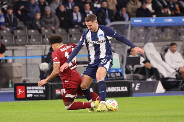 2 Soccer Bundesliga, Hertha BSC Bielefeld Paul Seguin Hertha BSC 30 in duel with Monju Momuluh Bielefeld, 14 , during the match in the 2 Soccer Bundesliga, Hertha BSC Berlin DSC Arminia Bielefeld 19 12 2025 in Berlin, Olympiastadion, on 19 12 2025 DFB regulations prohibit any use of photographs as image sequences and or quasi video Copyright: xBEAUTIFULxSPORTS Frankex