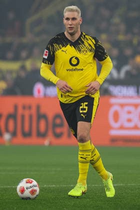 1. Bundesliga - Borussia Dortmund - Borussia Mönchengladbach am 19.12.2025 im Signal Iduna Park in Dortmund Niklas Süle Suele (Dortmund 25) am Ball *** 1 Bundesliga Borussia Dortmund Borussia Mönchengladbach on 19 12 2025 at Signal Iduna Park in Dortmund Niklas Süle Suele Dortmund 25 on the ball MH