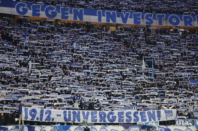 2 Soccer Bundesliga, Hertha BSC Bielefeld The fan block of Hertha BSC, the Ostkurve, the Ultras, commemorate the terrorist attacks on the Berlin Christmas market with a poster 19 12 Unforgotten during the match in the 2 Soccer Bundesliga, Hertha BSC Berlin DSC Arminia Bielefeld 19 12 2025 in Berlin, Olympiastadion, on 19 12 2025 DFB regulations prohibit any use of photographs as image sequences and or quasi video Copyright: xBEAUTIFULxSPORTS Frankex