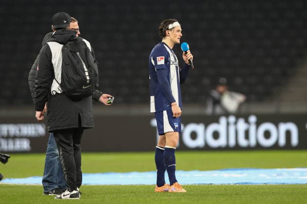 19 12 2025, xtgx, Soccer 2 Bundesliga, Hertha BSC Berlin Arminia Bielefeld emspor, v l Fabian Reese Hertha, 11 speaks to the fans DFL DFB REGULATIONS PROHIBIT ANY USE OF PHOTOGRAPHS as IMAGE SEQUENCES and or QUASI VIDEO Berlin