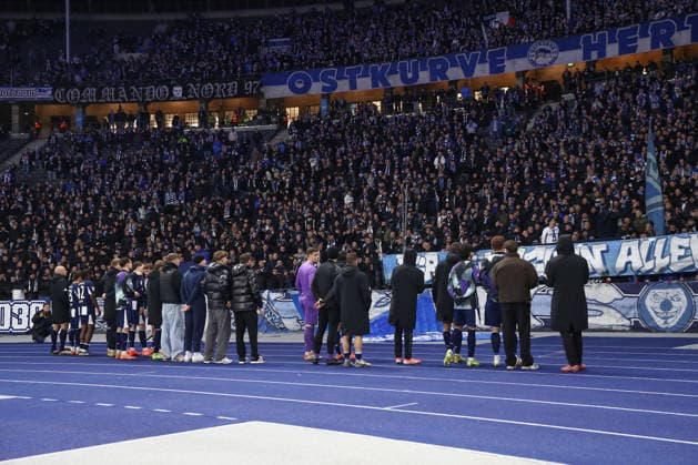 19 12 2025, xtgx, Fußball 2 Bundesliga, Hertha BSC Berlin Arminia Bielefeld emspor, v l Hertha Bedankt sich bei den Fans DFL DFB REGULATIONS PROHIBIT ANY USE OF PHOTOGRAPHS as IMAGE SEQUENCES and or QUASI VIDEO Berlin
