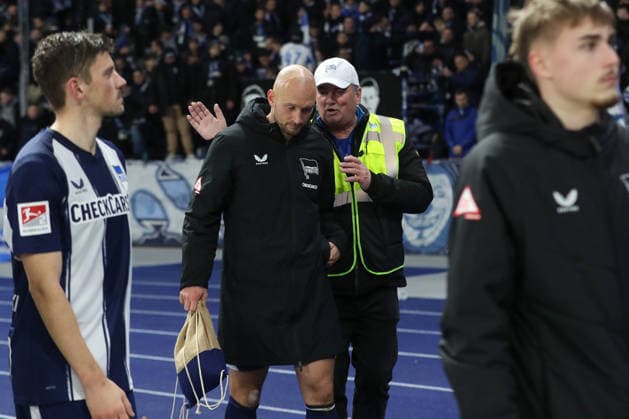 19 12 2025, xtgx, Soccer 2 Bundesliga, Hertha BSC Berlin Arminia Bielefeld emspor, v l Toni Leistner Hertha, 37 is comforted by a steward disappointed, disappointed, looks disappointed, disappointed DFL DFB REGULATIONS PROHIBIT ANY USE OF PHOTOGRAPHS as IMAGE SEQUENCES and or QUASI VIDEO Berlin