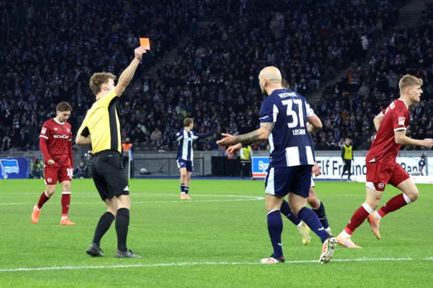 DEU, DFL, 2 FBL, Hertha BSC vs Arminia Biefeld, 19 12 2025, Berliner Olympiastadion, Berlin, DEU, DFL, 2 FBL, Hertha BSC vs Arminia Biefeld, im Bild rote Karte fuer Toni Leistner Hertha BSC Berlin 37 , Schiedsrichter Jarno Wienefeld DFL regulations prohibit any use of Photographs as image sequences and or quasi video nordphotoxGmbHx xEngler nph00076