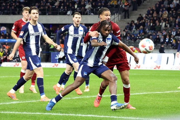 DEU, DFL, 2 FBL, Hertha BSC vs Arminia Biefeld, 19 12 2025, Berliner Olympiastadion, Berlin, DEU, DFL, 2 FBL, Hertha BSC vs Arminia Biefeld, im Bild Deyovaisio Zeefuik Hertha BSC Berlin 42 , JOEL FELIX Arminia Bielefeld 3 DFL regulations prohibit any use of Photographs as image sequences and or quasi video nordphotoxGmbHx xEngler nph00076