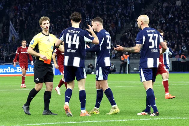 DEU, DFL, 2 FBL, Hertha BSC vs Arminia Biefeld, 19 12 2025, Berliner Olympiastadion, Berlin, DEU, DFL, 2 FBL, Hertha BSC vs Arminia Biefeld, im Bild rote Karte fuer Toni Leistner Hertha BSC Berlin 37 , Schiedsrichter Jarno Wienefeld DFL regulations prohibit any use of Photographs as image sequences and or quasi video nordphotoxGmbHx xEngler nph00076