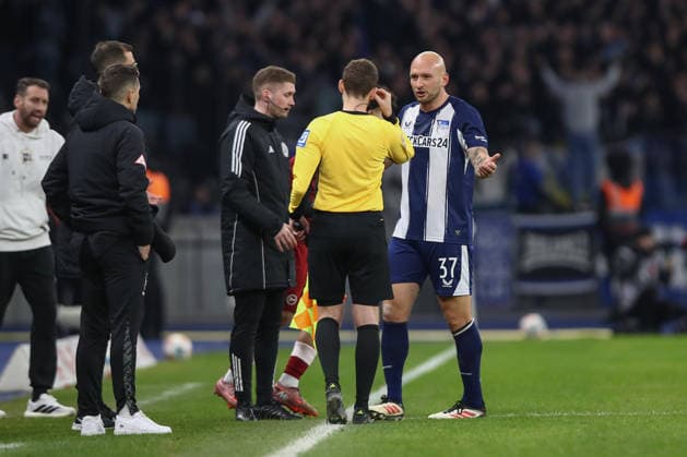 19 12 2025, xtgx, Soccer 2 Bundesliga, Hertha BSC Berlin Arminia Bielefeld emspor, v l Toni Leistner Hertha, 37 Complains, complains, scolds DFL DFB REGULATIONS PROHIBIT ANY USE OF PHOTOGRAPHS as IMAGE SEQUENCES and or QUASI VIDEO Berlin