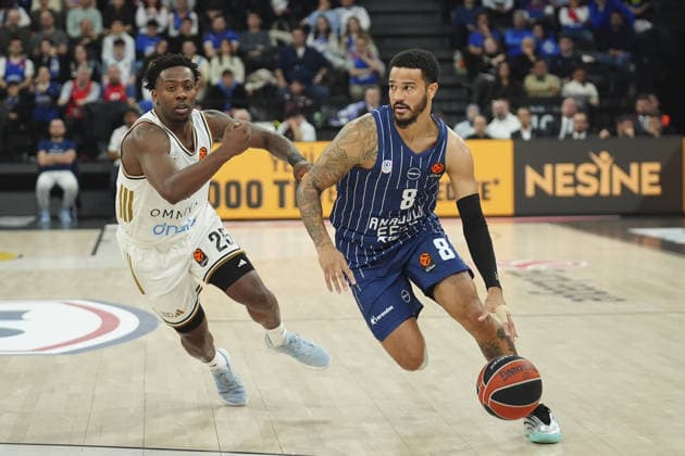 Anadolu Efes v Dubai - EuroLeague ISTANBUL, TURKIYE – DECEMBER 19: Anadolu Efes’ Nicholas Weiler-Babb (8) and Dubai’s McKinley Wright IV (25) compete for the ball during a EuroLeague week 17 match between Anadolu Efes and Dubai at Turkcell Basketball Development Center in Istanbul, Turkiye, on December 19, 2025. Bunyamin Celik Anadolu Istanbul Turkey. Editorial use only. Please get in touch for any other usage.  Copyright: x2025xAnadoluxBunyaminxCelikx