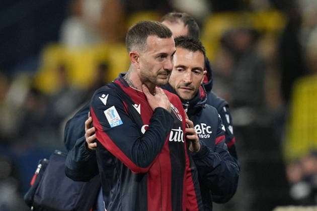 Bologna s Federico Bernardeschi injury leave the pitch during the EA Sports FC italian Supercup 2025 semifinal match between Bologna and Inter at Al-Awwal Park Stadium in Riyadh, Saudi Arabia - Soccer - Friday December 19, 2025  Copyright: xMassimoxPaolone LaPressex