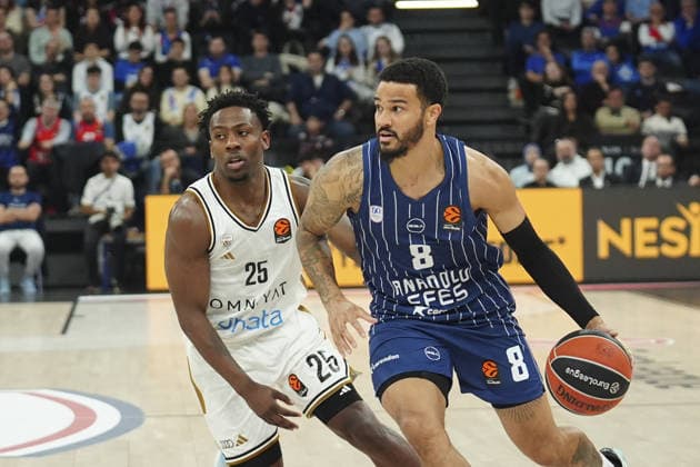 Anadolu Efes v Dubai - EuroLeague ISTANBUL, TURKIYE – DECEMBER 19: Anadolu Efes’ Nicholas Weiler-Babb (8) and Dubai’s McKinley Wright IV (25) compete for the ball during a EuroLeague week 17 match between Anadolu Efes and Dubai at Turkcell Basketball Development Center in Istanbul, Turkiye, on December 19, 2025. Bunyamin Celik Anadolu Istanbul Turkey. Editorial use only. Please get in touch for any other usage.  Copyright: x2025xAnadoluxBunyaminxCelikx