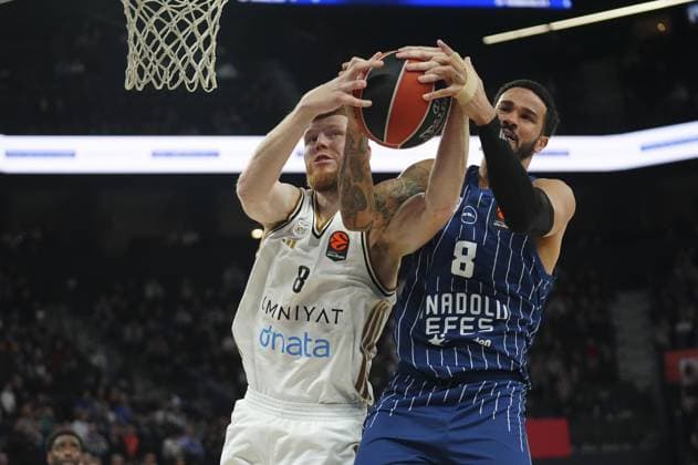 Anadolu Efes v Dubai - EuroLeague ISTANBUL, TURKIYE – DECEMBER 19: Anadolu Efes’ Nicholas Weiler-Babb (8) and Dubai’s Davis Bertans (8) compete for the ball during a EuroLeague week 17 match between Anadolu Efes and Dubai at Turkcell Basketball Development Center in Istanbul, Turkiye, on December 19, 2025. Bunyamin Celik Anadolu Istanbul Turkey. Editorial use only. Please get in touch for any other usage.  Copyright: x2025xAnadoluxBunyaminxCelikx