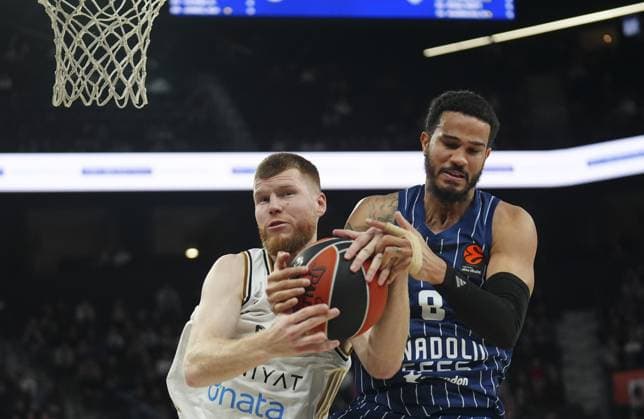 Anadolu Efes v Dubai - EuroLeague ISTANBUL, TURKIYE – DECEMBER 19: Anadolu Efes’ Nicholas Weiler-Babb (8) and Dubai’s Davis Bertans (8) compete for the ball during a EuroLeague week 17 match between Anadolu Efes and Dubai at Turkcell Basketball Development Center in Istanbul, Turkiye, on December 19, 2025. Bunyamin Celik Anadolu Istanbul Turkey. Editorial use only. Please get in touch for any other usage.  Copyright: x2025xAnadoluxBunyaminxCelikx