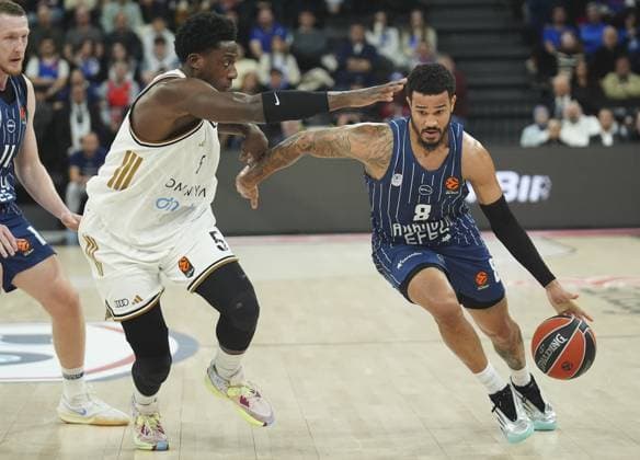 Anadolu Efes v Dubai - EuroLeague ISTANBUL, TURKIYE – DECEMBER 19: Anadolu Efes’ Nicholas Weiler-Babb (8) and Dubai’s Awudu Abass compete for the ball during a EuroLeague week 17 match between Anadolu Efes and Dubai at Turkcell Basketball Development Center in Istanbul, Turkiye, on December 19, 2025. Bunyamin Celik Anadolu Istanbul Turkey. Editorial use only. Please get in touch for any other usage.  Copyright: x2025xAnadoluxBunyaminxCelikx