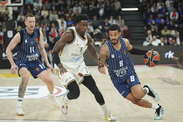 Anadolu Efes v Dubai - EuroLeague ISTANBUL, TURKIYE – DECEMBER 19: Anadolu Efes’ Nicholas Weiler-Babb (8) and Dubai’s Awudu Abass compete for the ball during a EuroLeague week 17 match between Anadolu Efes and Dubai at Turkcell Basketball Development Center in Istanbul, Turkiye, on December 19, 2025. Bunyamin Celik Anadolu Istanbul Turkey. Editorial use only. Please get in touch for any other usage.  Copyright: x2025xAnadoluxBunyaminxCelikx