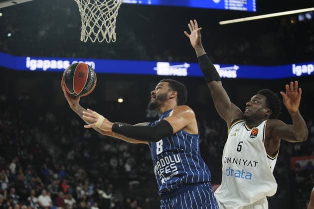 Anadolu Efes v Dubai - EuroLeague ISTANBUL, TURKIYE – DECEMBER 19: Anadolu Efes’ Nicholas Weiler-Babb (8) and Dubai’s Awudu Abass compete for the ball during a EuroLeague week 17 match between Anadolu Efes and Dubai at Turkcell Basketball Development Center in Istanbul, Turkiye, on December 19, 2025. Bunyamin Celik Anadolu Istanbul Turkey. Editorial use only. Please get in touch for any other usage.  Copyright: x2025xAnadoluxBunyaminxCelikx