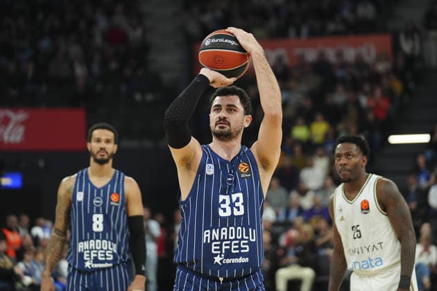 Anadolu Efes v Dubai - EuroLeague ISTANBUL, TURKIYE – DECEMBER 19: Anadolu Efes’ Furkan Yilmaz (33) in action during a EuroLeague week 17 match between Anadolu Efes and Dubai at Turkcell Basketball Development Center in Istanbul, Turkiye, on December 19, 2025. Bunyamin Celik Anadolu Istanbul Turkey. Editorial use only. Please get in touch for any other usage.  Copyright: x2025xAnadoluxBunyaminxCelikx