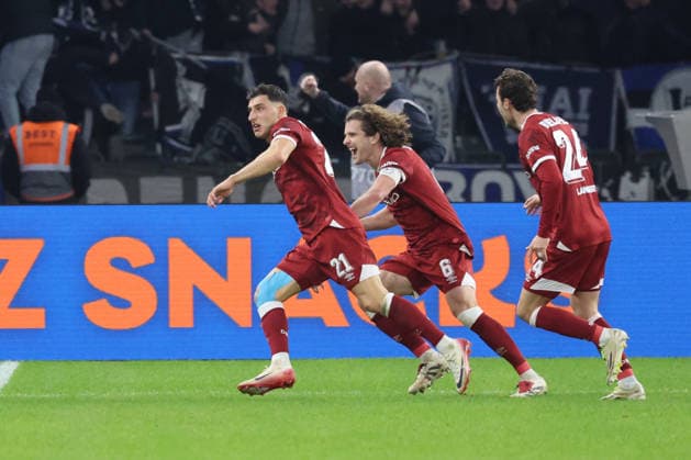 2 Soccer Bundesliga, Hertha BSC Bielefeld goal celebration, celebration Stefano Russo Bielefeld, 21 celebrates the goal to 1 1 with Maël Corboz Bielefeld, 6 and Christopher Lannert Bielefeld, 24 , during the match in the 2 Soccer Bundesliga, Hertha BSC Berlin DSC Arminia Bielefeld 19 12 2025 in Berlin, Olympiastadion, DFB regulations prohibit any use of photographs as image sequences and or quasi video Copyright: xBEAUTIFULxSPORTS Frankex