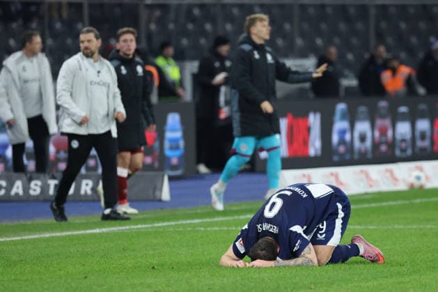 2 Soccer Bundesliga, Hertha BSC Bielefeld Off, End, Final whistle, End of match , Dawid Kownacki Hertha BSC 9 disappointed, , on the ground, during the match in the 2 Soccer Bundesliga, Hertha BSC Berlin DSC Arminia Bielefeld 19 12 2025 in Berlin, Olympiastadion, DFB regulations prohibit any use of photographs as image sequences and or quasi video Copyright: xBEAUTIFULxSPORTS Frankex