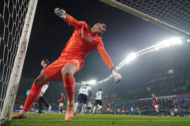 Bologna s goalkeeper Federico Ravaglia during the first goal during the EA Sports FC italian Supercup 2025 2026 semifinal match between Bologna and Inter at Al-Awwal Park Stadium in Riyadh, Saudi Arabia - Soccer - Friday December 19, 2025  Copyright: xMassimoxPaolone LaPressex