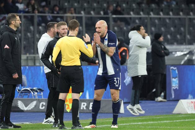 2 Soccer Bundesliga, Hertha BSC Bielefeld Toni Leistner Hertha BSC 37 , must leave the pitch after being sent off, red card, during the match in the 2 Soccer Bundesliga, Hertha BSC Berlin DSC Arminia Bielefeld 19 12 2025 in Berlin, Olympiastadion DFB regulations prohibit any use of photographs as image sequences and or quasi video Copyright: xBEAUTIFULxSPORTS Frankex