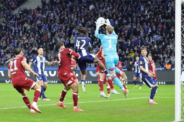 2 Soccer Bundesliga, Hertha BSC Bielefeld Goalkeeper Jonas Kersken Bielefeld, 1 holds, secures a ball from Deyovaisio Zeefuik Hertha BSC 42 , during the match in the 2 Soccer Bundesliga, Hertha BSC Berlin DSC Arminia Bielefeld 19 12 2025 in Berlin, Olympiastadion DFB regulations prohibit any use of photographs as image sequences and or quasi video Copyright: xBEAUTIFULxSPORTS Frankex