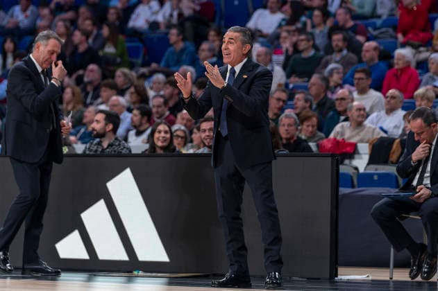 December 19, 2025, Madrid, Madrid, Spain: SERGIO SCARIOLO heach coach of Real Madrid CF during the Turkish Airlines EuroLeague 2025 2026 season game between REAL MADRID Vs of PARIS BASKETBALL at the Movistar Arena on December 18, 2025, in Madrid, Spain. Madrid Spain - ZUMAc312 20251219_zsp_c312_005 Copyright: xOscarxManuelxSanchezx