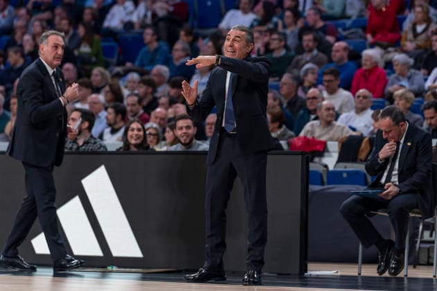 December 19, 2025, Madrid, Madrid, Spain: SERGIO SCARIOLO heach coach of Real Madrid CF during the Turkish Airlines EuroLeague 2025 2026 season game between REAL MADRID Vs of PARIS BASKETBALL at the Movistar Arena on December 18, 2025, in Madrid, Spain. Madrid Spain - ZUMAc312 20251219_zsp_c312_009 Copyright: xOscarxManuelxSanchezx