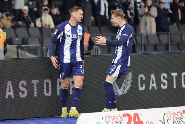 2 Soccer Bundesliga, Hertha BSC Bielefeld Goal celebration, cheering Paul Seguin Hertha BSC 30 celebrates the goal to 1 0 with Marten Winkler Hertha BSC 22 and Fabian Reese Hertha BSC 11 during the match in the 2 Soccer Bundesliga, Hertha BSC Berlin DSC Arminia Bielefeld 19 12 2025 in Berlin, Olympiastadion DFB regulations prohibit any use of photographs as image sequences and or quasi video Copyright: xBEAUTIFULxSPORTS Frankex