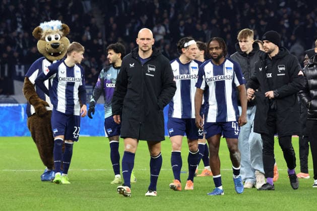 DEU, DFL, 2 FBL, Hertha BSC vs Arminia Biefeld, 19 12 2025, Berliner Olympiastadion, Berlin, DEU, DFL, 2 FBL, Hertha BSC vs Arminia Biefeld, im Bild Hertha Spielerkreis, Toni Leistner Hertha BSC Berlin 37 , Fabian Reese Hertha BSC Berlin 11 , Deyovaisio Zeefuik Hertha BSC Berlin 42 DFL regulations prohibit any use of Photographs as image sequences and or quasi video nordphotoxGmbHx xEngler nph00076