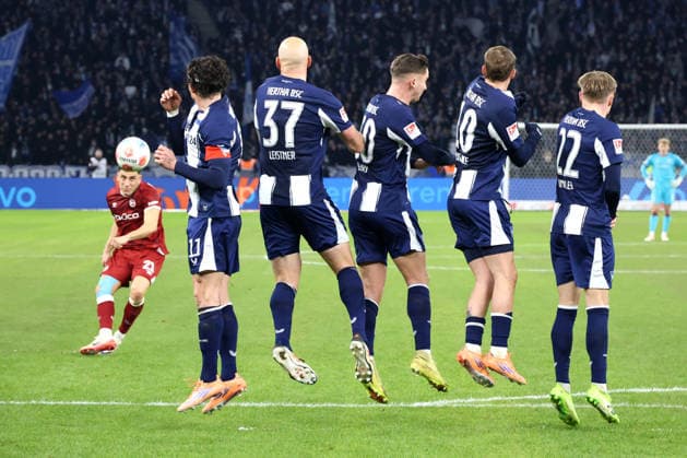 DEU, DFL, 2 FBL, Hertha BSC vs Arminia Biefeld, 19 12 2025, Berliner Olympiastadion, Berlin, DEU, DFL, 2 FBL, Hertha BSC vs Arminia Biefeld, im Bild Hertha Spielermauer, STEFANO RUSSO Arminia Bielefeld 21 DFL regulations prohibit any use of Photographs as image sequences and or quasi video nordphotoxGmbHx xEngler nph00076