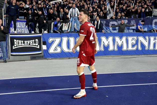 DEU, DFL, 2 FBL, Hertha BSC vs Arminia Biefeld, 19 12 2025, Berliner Olympiastadion, Berlin, DEU, DFL, 2 FBL, Hertha BSC vs Arminia Biefeld, im Bild Torschütze zum 1 1 STEFANO RUSSO Arminia Bielefeld 21 ,Bielefelder Fans, Fankurve DFL regulations prohibit any use of Photographs as image sequences and or quasi video nordphotoxGmbHx xEngler nph00076