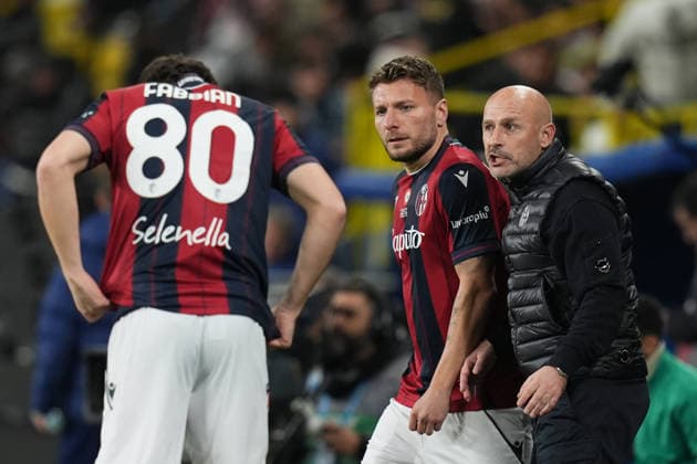 Bologna™s head coach Vincenzo Italiano and Bologna s Ciro Immobile during the EA Sports FC italian Supercup 2025 semifinal match between Bologna and Inter at Al-Awwal Park Stadium in Riyadh, Saudi Arabia - Soccer - Friday December 19, 2025  Copyright: xMassimoxPaolone LaPressex