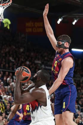 December 19, 2025, Barcelona, Barcelona, Spain: Eugene Omouruyi of Baskonia and Joel Parra of FC Barcelona, Barca in action during the EuroLeague Regular Season Round 17 match played between FC Barcelona and Baskonia at Palau Blaugrana on December 19, 2025 in Barcelona, Spain. Barcelona Spain - ZUMAa181 20251219_zaa_a181_057 Copyright: xJavierxBorregox