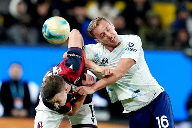 Bologna s Lewis Ferguson fights for the ball with Inter Milan s Davide Frattesi during the EA Sports FC italian Supercup 2025 2026 semifinal match between Bologna and Inter at Al-Awwal Park Stadium in Riyadh, Saudi Arabia - Soccer - Friday December 19, 2025  Copyright: xSpada LaPressex