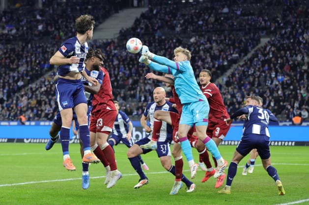 2 Soccer Bundesliga, Hertha BSC Bielefeld Goalkeeper Jonas Kersken Bielefeld, 1 holds, secures a ball from Linus Gechter Hertha BSC 44 , Toni Leistner Hertha BSC 37 , in the center Leon Schneider Bielefeld, 23 , during the match in the 2 Soccer Bundesliga, Hertha BSC Berlin DSC Arminia Bielefeld 19 12 2025 in Berlin, Olympiastadion, on 19 12 2025 DFB regulations prohibit any use of photographs as image sequences and or quasi video Copyright: xBEAUTIFULxSPORTS Frankex