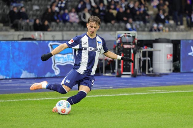 2 Soccer Bundesliga, Hertha BSC Bielefeld Micha Karbownik Hertha BSC 33 , during the match in the 2 Soccer Bundesliga, Hertha BSC Berlin DSC Arminia Bielefeld 19 12 2025 in Berlin, Olympiastadion DFB regulations prohibit any use of photographs as image sequences and or quasi video Copyright: xBEAUTIFULxSPORTS Frankex