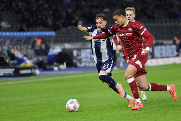 2 Soccer Bundesliga, Hertha BSC Bielefeld Micha Karbownik Hertha BSC 33 in a duel with Joel Felix Bielefeld, 3 , during the match in the 2 Soccer Bundesliga, Hertha BSC Berlin DSC Arminia Bielefeld 19 12 2025 in Berlin, Olympiastadion DFB regulations prohibit any use of photographs as image sequences and or quasi video Copyright: xBEAUTIFULxSPORTS Frankex