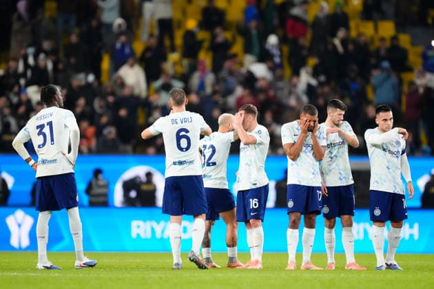 Bologna FC 1909 v FC Internazionale - Supercoppa Italiana Semifinal Inter players dejected after loss the Supercoppa Italiana semifinal match between Bologna FC 1909 and FC Internazionale at King Saud University Stadium on December 19, 2025 in Riyadh, Saudi Arabia. Riyadh Saudi Arabia  Copyright: xJosexBretonx originalFilename:bretonhernandez-bolognaf251220_npUKt.jpg