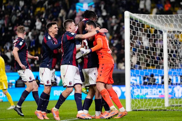 Bologna FC 1909 v FC Internazionale - Supercoppa Italiana Semifinal Ciro Immobile centre-forward of Bologna and Italy and Federico Ravaglia goalkeeper of Bologna and Italy celebrate the victory with the team after winning the Supercoppa Italiana semifinal match between Bologna FC 1909 and FC Internazionale at King Saud University Stadium on December 19, 2025 in Riyadh, Saudi Arabia. Riyadh Saudi Arabia  Copyright: xJosexBretonx originalFilename:bretonhernandez-bolognaf251220_npfYb.jpg