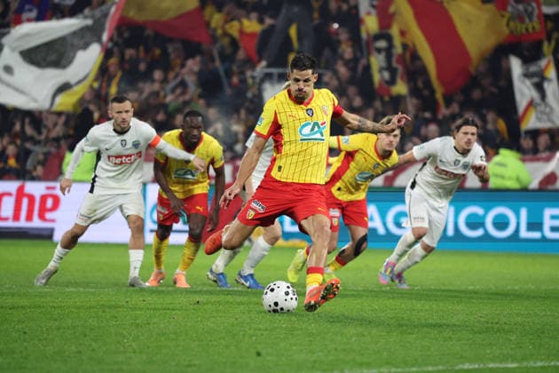 FOOTBALL : RC Lens vs Feignies-Aulnoye - Coupe de France 32e de finale - 19 12 2025 Penalty de Florian SOTOCA (RC Lens) lors du match RC Lens vs Feignies-Aulnoye, Coupe de France 32e de finale, stade Bollaert-Delelis, le 19 dÃ cembre 2025 - photo Laurent Sanson PsnewZ  Copyright: xLaurentxSANSONx xPsnewZx
