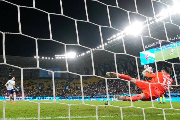 Inter Milan™s Alessandro Bastoni penalty kick , Bologna s goalkeeper Federico Ravaglia during the EA Sports FC italian Supercup 2025 2026 semifinal match between Bologna and Inter at Al-Awwal Park Stadium in Riyadh, Saudi Arabia - Soccer - Friday December 19, 2025  Copyright: xSpada LaPressex