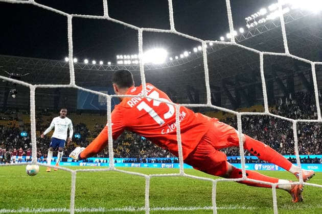 Inter Milan s Ange-Yoan Bonny penalty kick , Bologna s goalkeeper Federico Ravaglia during the EA Sports FC italian Supercup 2025 2026 semifinal match between Bologna and Inter at Al-Awwal Park Stadium in Riyadh, Saudi Arabia - Soccer - Friday December 19, 2025  Copyright: xSpada LaPressex