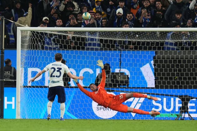 Inter Milan™s Nicolo Barella miss penality during the EA Sports FC italian Supercup 2025 semifinal match between Bologna and Inter at Al-Awwal Park Stadium in Riyadh, Saudi Arabia - Soccer - Friday December 19, 2025  Copyright: xMassimoxPaolone LaPressex