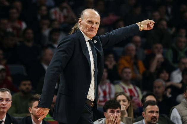 Crvena Zvezda v Virtus Bologna - EuroLeague BELGRADE, SERBIA - DECEMBER 19: Head coach of Virtus Bologna Dusko Ivanovic gives tactics during EuroLeague round 17 basketball match between Crvena Zvezda and Virtus Bologna at Beogradska Arena in Belgrade, Serbia on December 19, 2025. Filip Stevanovic Anadolu Belgrade Serbia. Editorial use only. Please get in touch for any other usage.  Copyright: x2025xAnadoluxFilipxStevanovicx
