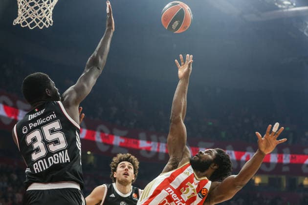 Crvena Zvezda v Virtus Bologna - EuroLeague BELGRADE, SERBIA - DECEMBER 19: Mouhamet Diouf (35) of Crvena Zvezda in action against Semi Ojeleye (37) of Crvena Zvezda during EuroLeague round 17 basketball match between Crvena Zvezda and Virtus Bologna at Beogradska Arena in Belgrade, Serbia on December 19, 2025. Filip Stevanovic Anadolu Belgrade Serbia. Editorial use only. Please get in touch for any other usage.  Copyright: x2025xAnadoluxFilipxStevanovicx