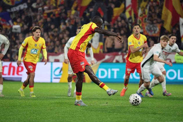 FOOTBALL : RC Lens vs Feignies-Aulnoye - Coupe de France 32e de finale - 19 12 2025 Malang SARR (RC Lens) tire et loupe un penalty lors du match RC Lens vs Feignies-Aulnoye, Coupe de France 32e de finale, stade Bollaert-Delelis, le 19 dÃ cembre 2025 - photo Laurent Sanson PsnewZ  Copyright: xLaurentxSANSONx xPsnewZx