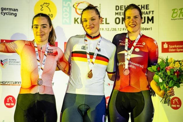 JÄHRIG Fabienne, BRÄUTIGAM Messane, KASPER Romy DM Omnium 2025 Frankfurt Oder JÄHRIG Fabienne GER BRC Zugvogel Berlin 1901 Second Place BRÄUTIGAM Messane GER AG Insurance NXTG Team Winner First Place KASPER Romy GER Human Powered Health Third Place Award Ceremony Medal Ceremony Podium Landscape horizontal Landscape Event Event DM Omnium 2025 German Championship Category Category Cycling Track Cycling National Championship Omnium Elite Women Location Place Europe Germany Brandenburg Märkisch Oderland Frankfurt Oder Oderlandhalle Discipline Omnium Points Race 4 Race Distance 20 km Date Date 19 12 2025 Friday Day 1