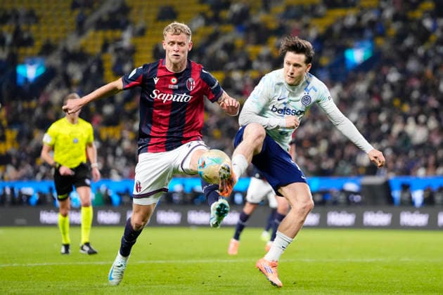 Bologna FC 1909 v FC Internazionale - Supercoppa Italiana Semifinal Jens Odgaard attacking midfield of Bologna and Denmark and Piotr Zielinski central midfield of Internazionale and Poland compete for the ball during the Supercoppa Italiana semifinal match between Bologna FC 1909 and FC Internazionale at King Saud University Stadium on December 19, 2025 in Riyadh, Saudi Arabia. Riyadh Saudi Arabia  Copyright: xJosexBretonx originalFilename:bretonhernandez-bolognaf251219_np896.jpg