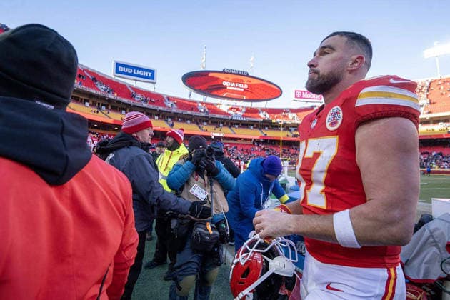 December 19, 2025: Kansas City Chiefs tight end Travis Kelce 87 leaves the field after the Los Angeles Chargers defeated the Chiefs, 16-13, on Dec. 14, 2025, at GEHA Field at Arrowhead Stadium in Kansas City, Missouri. - ZUMAm67_ 20251219_zaf_m67_002 Copyright: xTammyxLjungbladx - ZUMA0843 20251219_zaf_m67_002 Copyright: xIMAGO TammyxLjungbladx