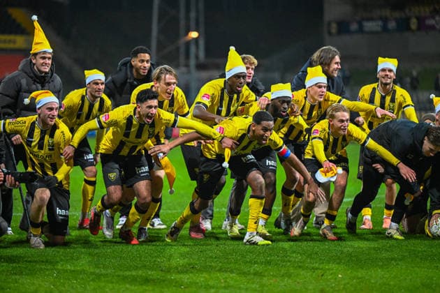 Netherlands, Football, Keuken Kampioen Divisie, Matchday 21, 2025 2026, VVV Venlo vs FC Dordrecht, 19 12 2025, Covebo Stadion De Koel, Venlo, Netherlands, Team VVV Venlo celebrates victory with Christmas caps Copyright: xMarkusxVerwimpx